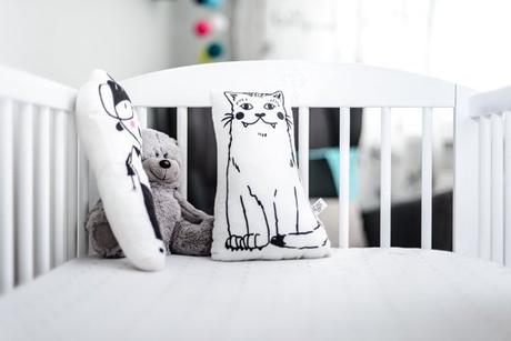 Una habitación de bebe escandinava con toques de color!