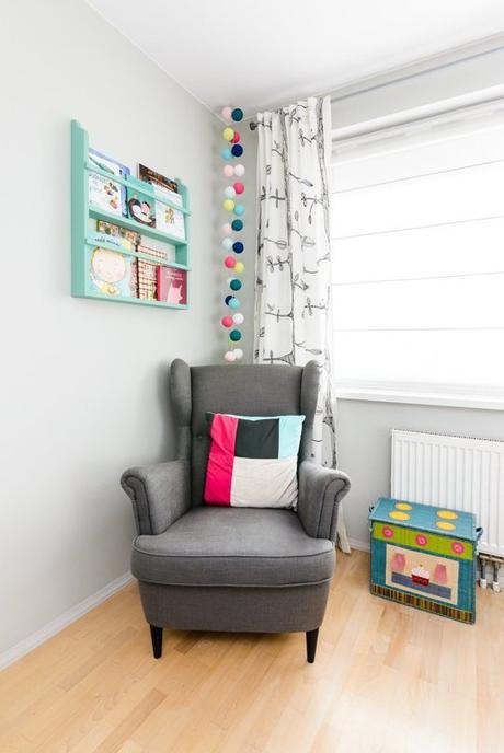 Una habitación de bebe escandinava con toques de color!