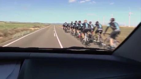 Como adelantar a un grupo de  ciclistas con seguridad