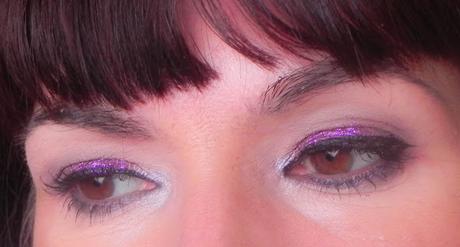 Estas fiestas, vas a brillar: Maquillaje con purpurina morado y nude.