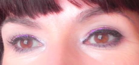 Estas fiestas, vas a brillar: Maquillaje con purpurina morado y nude.