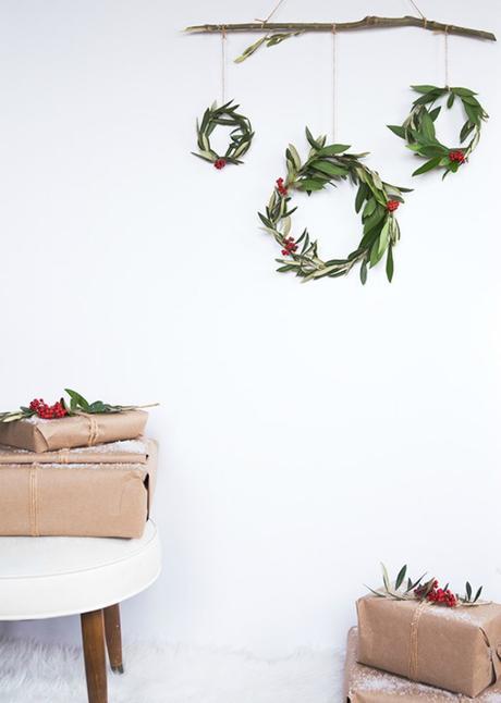 Envolver regalos de Navidad con papel Kraft y coronas naturales