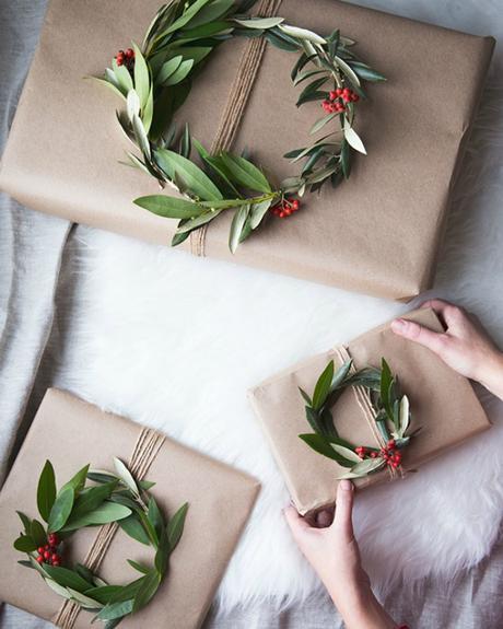 Envolver regalos de Navidad con papel Kraft y coronas naturales