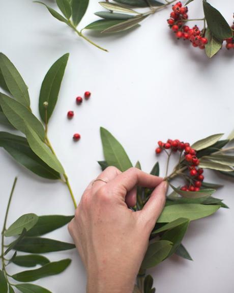 Envolver regalos de Navidad con papel Kraft y coronas naturales