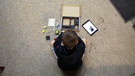 Thimble te introduce a la realización de proyectos electrónico como la construcción de un robot Wi-Fi