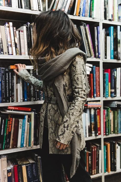 Edited-Snake_Effect_Blazer-Belted_Jacket-Striped_Top-Trousers-Outfit-Street_Style-7