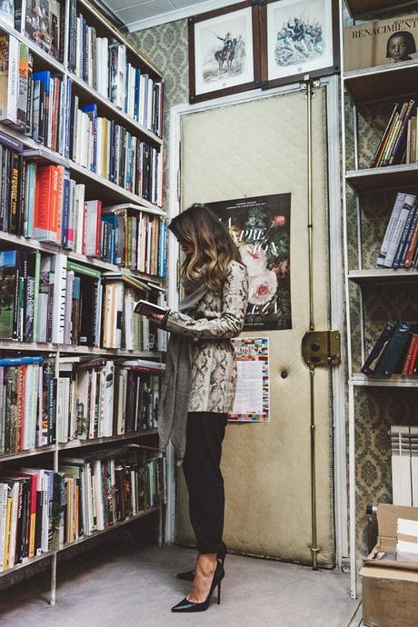 Edited-Snake_Effect_Blazer-Belted_Jacket-Striped_Top-Trousers-Outfit-Street_Style-34