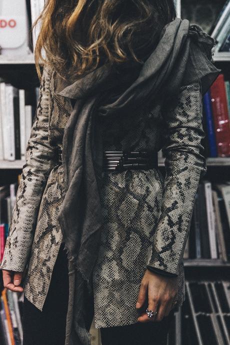 Edited-Snake_Effect_Blazer-Belted_Jacket-Striped_Top-Trousers-Outfit-Street_Style-39