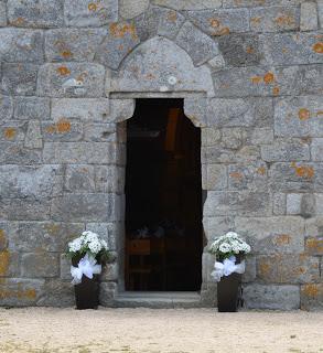 Decoración floral a la entrada de la iglesia
