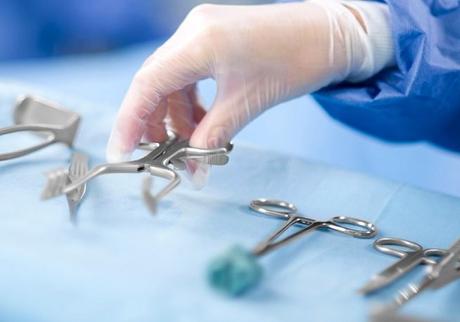 Crean dos instrumentos quirurgicos que reducen riesgos de operacion.