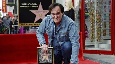 Quentin Tarantino con su estrella en Hollywood
