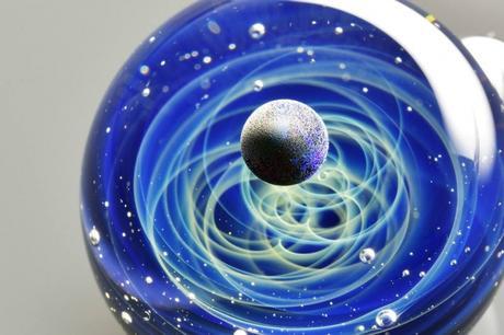 Un artista ubica universos mágicos adentro de esferas de cristal