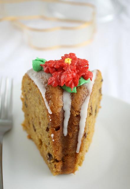 Bundt Cake de Camote, Pisco y Pecanas con Flores Navideñas de Butterceram
