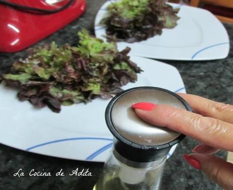 Ensalada con huevos cuadrados, y queso a la plancha