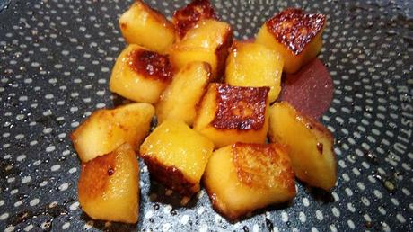 Trozos de manzana caramelizada para volovanes