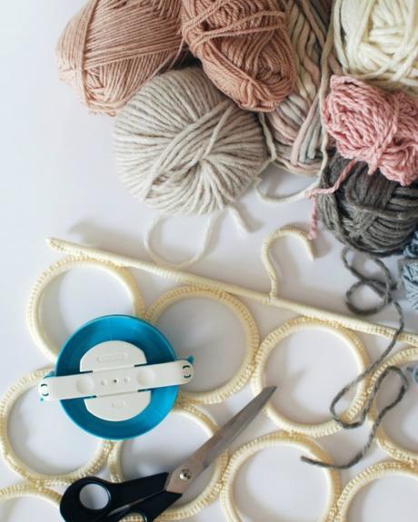 DIY tapiz con pompones de lana
