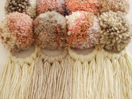 DIY tapiz con pompones de lana