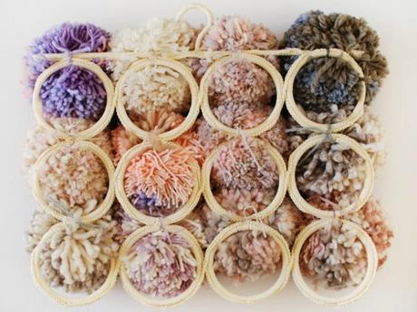 DIY tapiz con pompones de lana