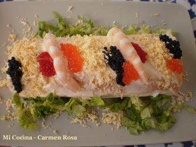 BRAZO SALADO DE PIMIENTO DEL PIQUILLO RELLENO DE PESCADO Y MARISCO EN SALSA ROSA