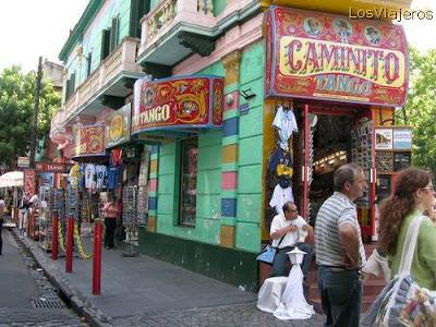 Un paseo tradicional de la ciudad de Buenos Aires: la calle Caminito y el Museo Quinquela Martín.