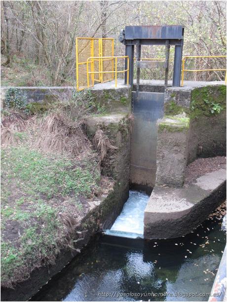 la presa de carga de agua del canal