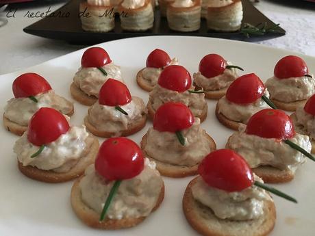 canapes de atún con alioli de pepinillo