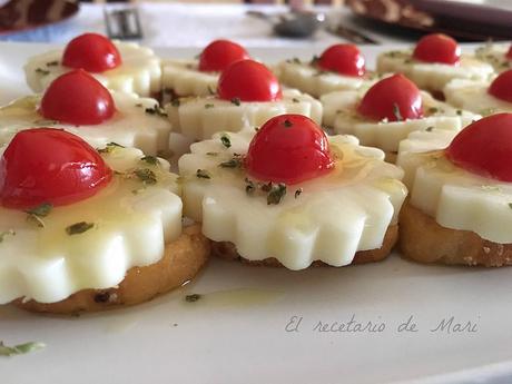 canapes de queso de cabra con tomate