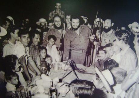 Fidel, les muestra a los carboneros como usar las armas.