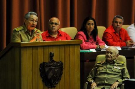 El General de Ejército Raúl Castro Ruz, Presidente de los Consejos de Estado y de Ministros, clausura la sesión ordinaria del VI Periodo de Sesiones de la VIII Legislatura de la Asamblea Nacional del Poder Popular,  en el Palacio de Convenciones de La Habana, Cuba, el 29 de diciembre de 2015. FOTO ACN/Abel PADRÓN PADILLA