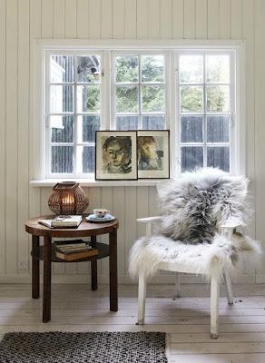 Cabaña de Madera Blanca y Negra