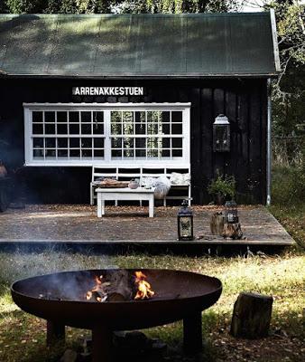 Cabaña de Madera Blanca y Negra