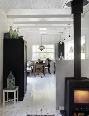 Cabaña de Madera Blanca y Negra