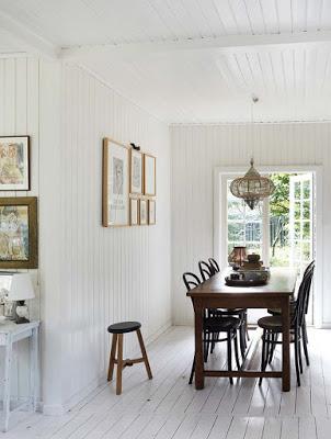 Cabaña de Madera Blanca y Negra