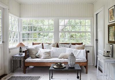 Cabaña de Madera Blanca y Negra