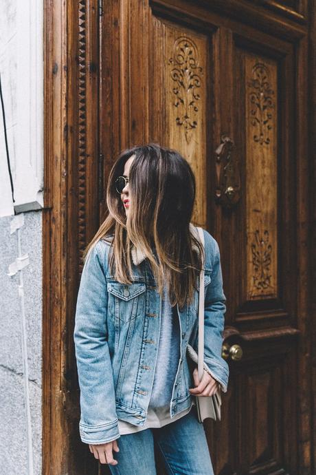 Mother_Jeans-Ripped_Jeans-Light_Blue_Sweater-Denim_Jacket-Levis-Outfit-Blue_Boots-Street_Style-17