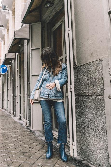 Mother_Jeans-Ripped_Jeans-Light_Blue_Sweater-Denim_Jacket-Levis-Outfit-Blue_Boots-Street_Style-48