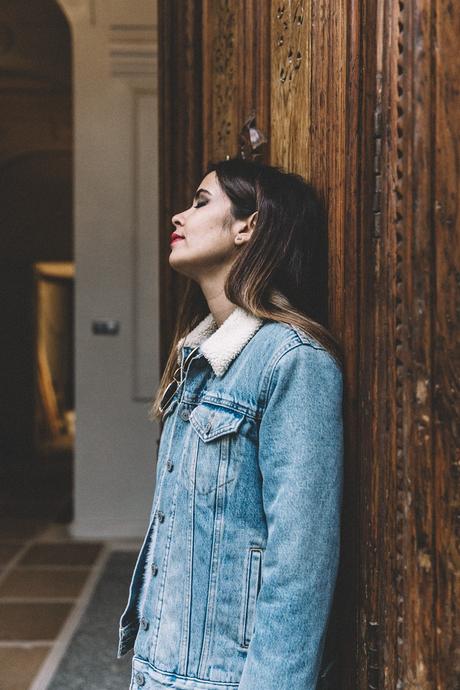 Mother_Jeans-Ripped_Jeans-Light_Blue_Sweater-Denim_Jacket-Levis-Outfit-Blue_Boots-Street_Style-7