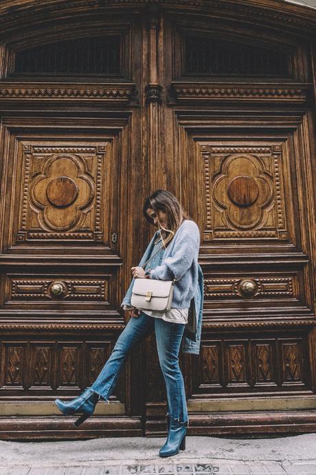 Mother_Jeans-Ripped_Jeans-Light_Blue_Sweater-Denim_Jacket-Levis-Outfit-Blue_Boots-Street_Style-27