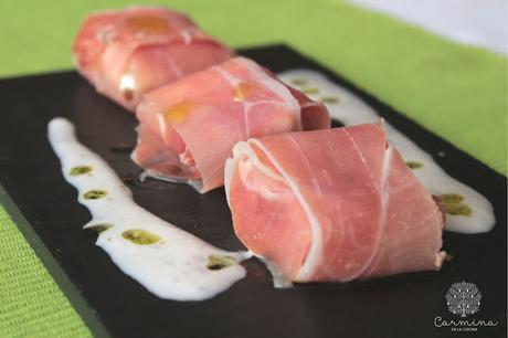RAVIOLI DE JAMÓN RELLENO DE FOIE, MANZANA CARAMELIZADA Y QUESO DE CABRA, CON CREMA DE MELÓN RAVIOLI DE JAMÓN RELLENO DE FOIE, MANZANA CARAMELIZADA Y QUESO DE CABRA, CON CREMA DE MELÓN
