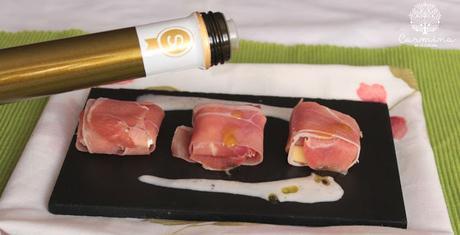 RAVIOLI DE JAMÓN RELLENO DE FOIE, MANZANA CARAMELIZADA Y QUESO DE CABRA, CON CREMA DE MELÓN RAVIOLI DE JAMÓN RELLENO DE FOIE, MANZANA CARAMELIZADA Y QUESO DE CABRA, CON CREMA DE MELÓN