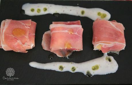 RAVIOLI DE JAMÓN RELLENO DE FOIE, MANZANA CARAMELIZADA Y QUESO DE CABRA, CON CREMA DE MELÓN RAVIOLI DE JAMÓN RELLENO DE FOIE, MANZANA CARAMELIZADA Y QUESO DE CABRA, CON CREMA DE MELÓN