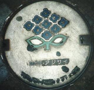 Tapas de alcantarillado japonesas.