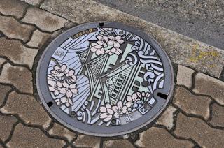 Tapas de alcantarillado japonesas.