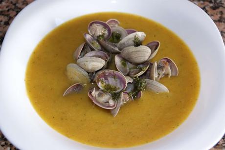 crema de verduras con almejas