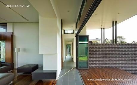 Sector de la sala en límite con una terraza a los fondos en la casa Mountainview australiana