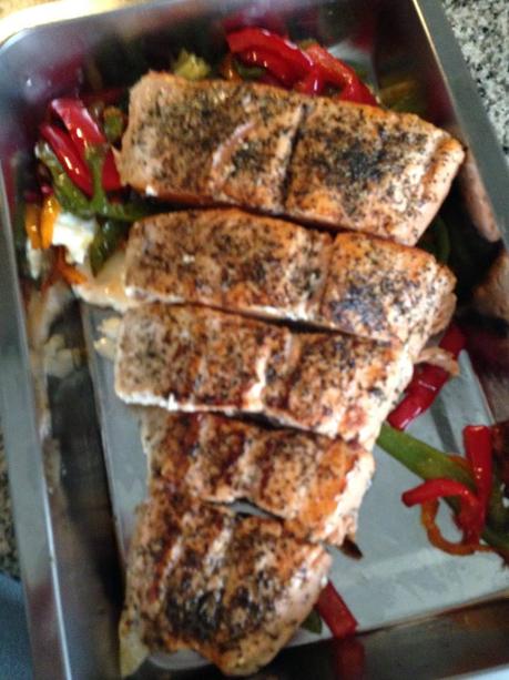 #QueComemosHoy, pimientos verdes, pimientos rojos, huevos, salmón, pimienta, hierbas provenzales, albahaca, salmón en cama de huevos y pimientos, receta, blog de cocina, solo yo, blog solo yo, 