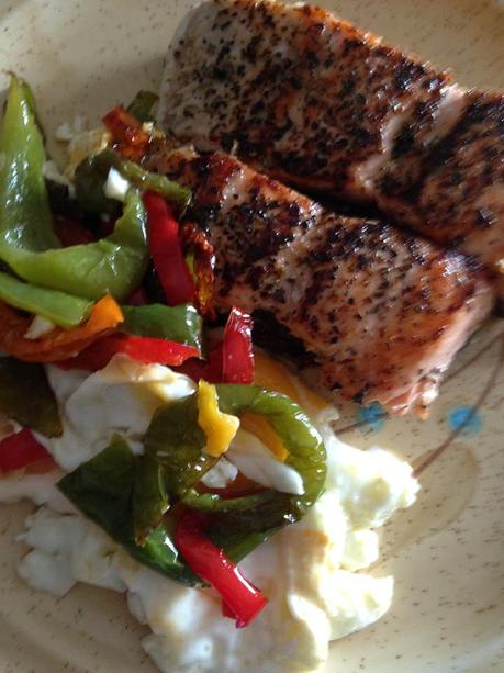 #QueComemosHoy, pimientos verdes, pimientos rojos, huevos, salmón, pimienta, hierbas provenzales, albahaca, salmón en cama de huevos y pimientos, receta, blog de cocina, solo yo, blog solo yo, 