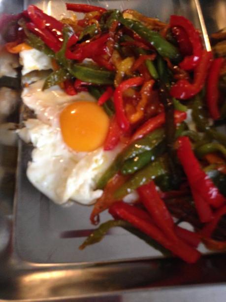 #QueComemosHoy, pimientos verdes, pimientos rojos, huevos, salmón, pimienta, hierbas provenzales, albahaca, salmón en cama de huevos y pimientos, receta, blog de cocina, solo yo, blog solo yo, 