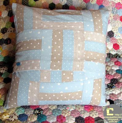 Cojín con la letra D de Vanessa Ouache masculinizada