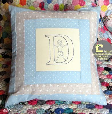 Cojín con la letra D de Vanessa Ouache masculinizada